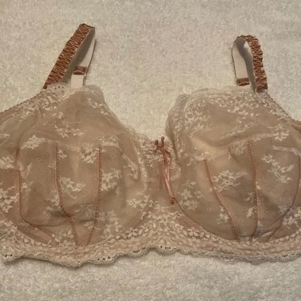 Lace Underwire Bra in Cream - Picture 2 of 8